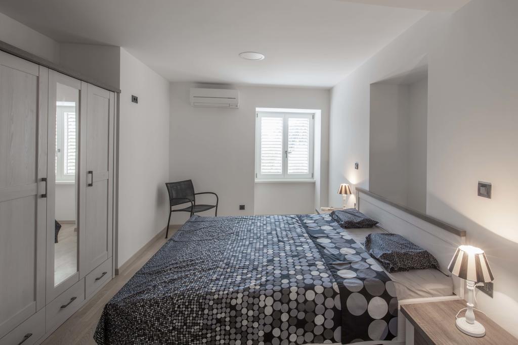 Apartments Villa Adrienne Mali Lošinj Eksteriør billede