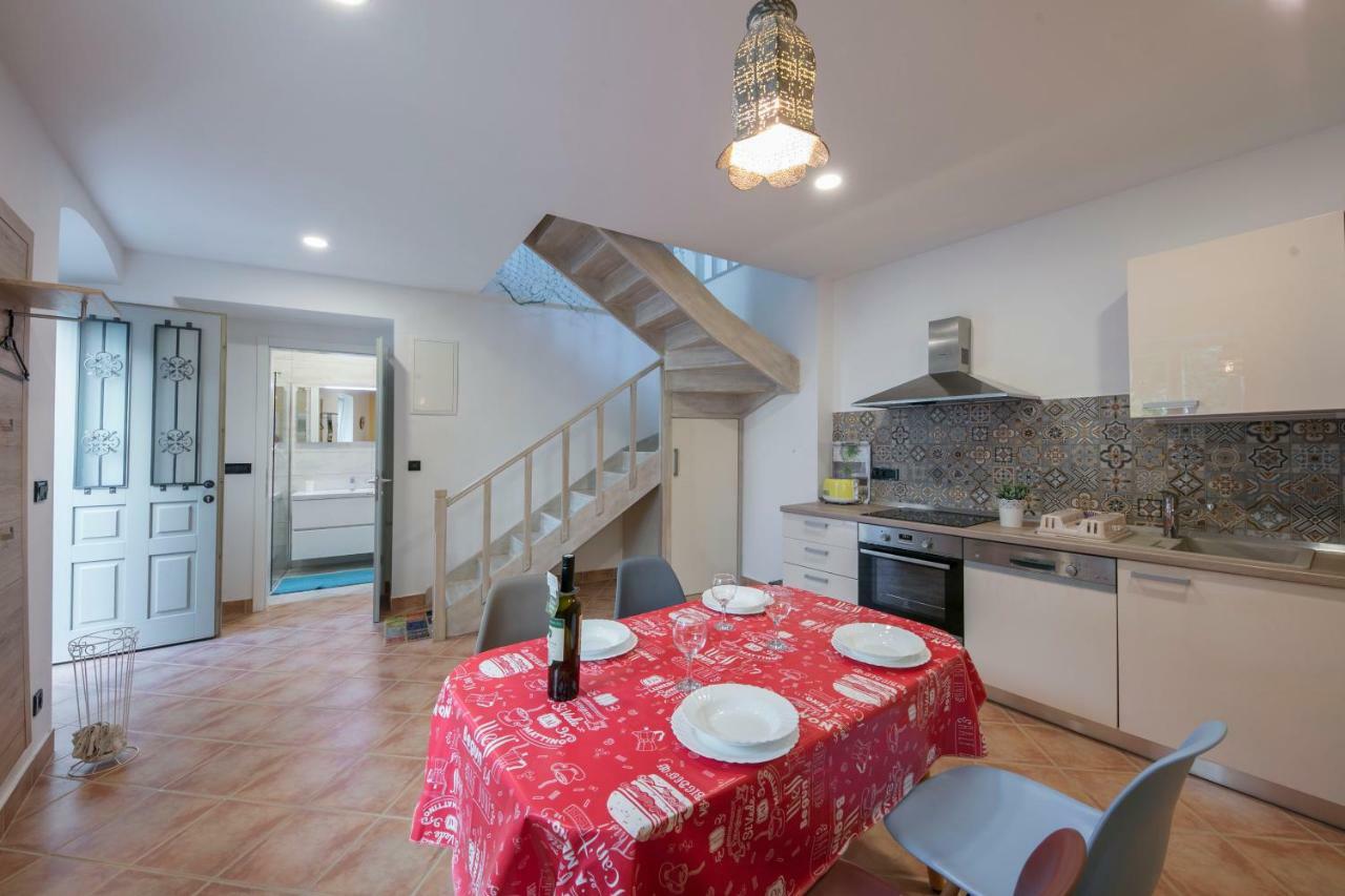 Apartments Villa Adrienne Mali Lošinj Eksteriør billede